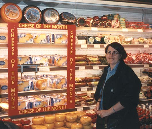 Frau Antje mit Käse in Holland.